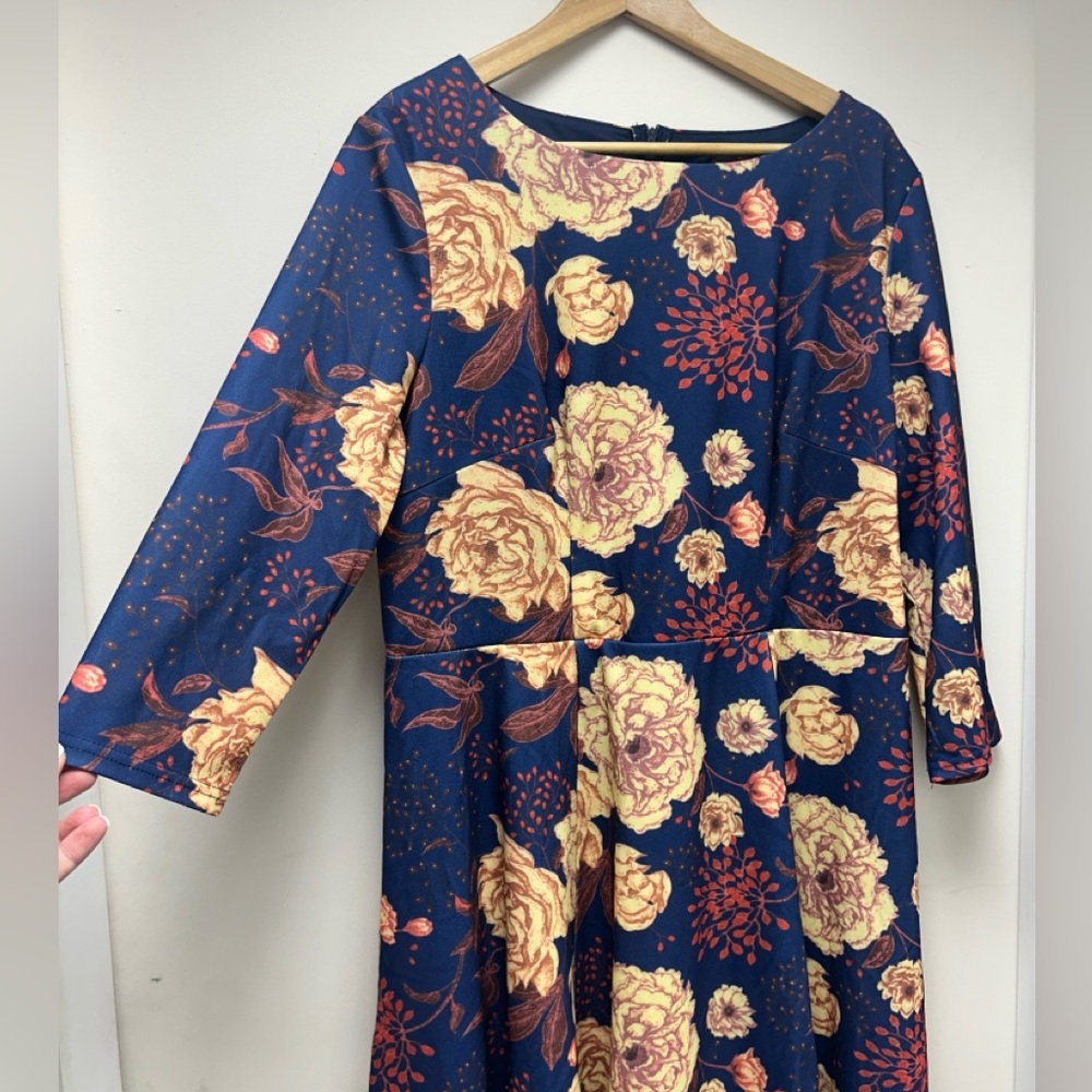 Elegant Navy Floral 3/4 Sleeve Midi Dress - Picture 2 of 7